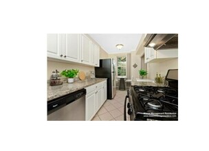 1450 Beacon St, Unit 202 in Brookline, MA - Building Photo - Building Photo