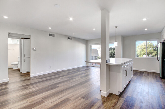 The Montecito in Van Nuys, CA - Foto de edificio - Building Photo