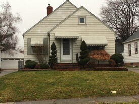 6514 Brownfield Dr in Parma, OH - Building Photo