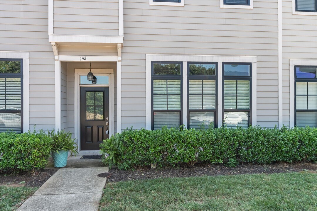 142 Philip's Square in Chapel Hill, NC - Building Photo