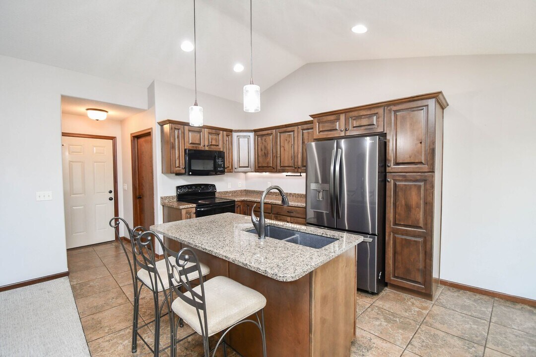 7610 S Peregrine Pl in Sioux Falls, SD - Building Photo