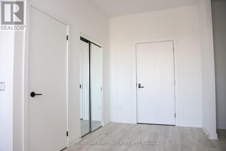 220-220 Missinnihe Way in Mississauga, ON - Building Photo - Building Photo