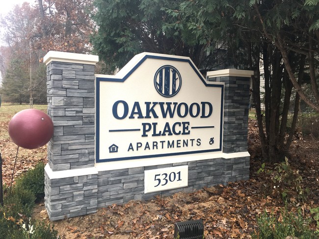 Oakwood Place in Midland, MI - Foto de edificio - Building Photo