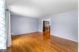 8009 Frontier Dr in Severn, MD - Foto de edificio - Building Photo