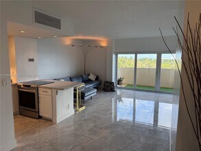 880 NE 69th St in Miami, FL - Foto de edificio - Building Photo