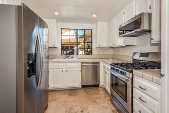 2098 Cliff Dr in Santa Barbara, CA - Building Photo - Building Photo