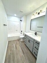 520 S 28th St, Unit B in Nederland, TX - Foto de edificio - Building Photo