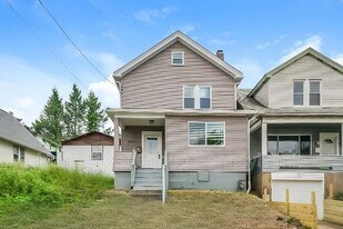 2413 Collins St in McKeesport, PA - Building Photo