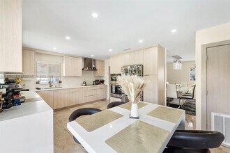 5901 SW 56th Ter in South Miami, FL - Building Photo - Building Photo