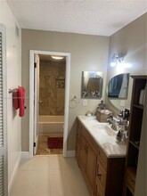 6001 N Falls Cir Dr in Lauderhill, FL - Building Photo - Building Photo
