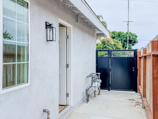 1301 Kingswood Way in Oxnard, CA - Building Photo - Building Photo