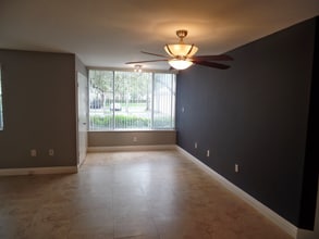 2811 N Oakland Forest Dr in Oakland Park, FL - Foto de edificio - Building Photo