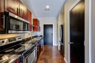 2205 McKinney St in Houston, TX - Foto de edificio - Building Photo