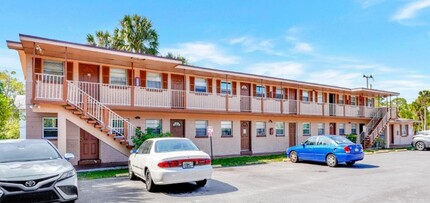 Dolphin Point Apartments in Clearwater, FL - Foto de edificio - Primary Photo