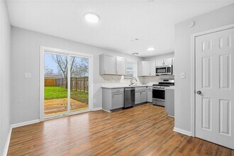 10511 Man O War Ave in Austin, TX - Foto de edificio - Building Photo