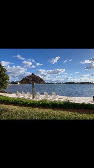 1000 Scotia Dr, Unit 105 in Hypoluxo, FL - Building Photo