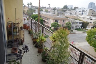 1600 S Westgate Ave-Unit -201 in Los Angeles, CA - Building Photo - Building Photo