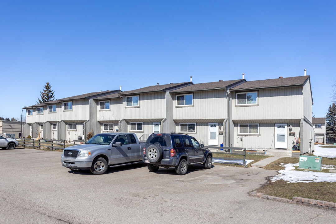 Manora Place in Calgary, AB - Building Photo