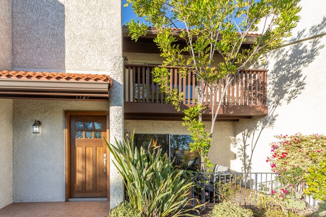 7727 Via Capri in Burbank, CA - Foto de edificio - Building Photo