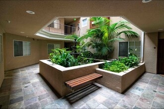 114 North Doheny Drive in West Hollywood, CA - Foto de edificio - Building Photo
