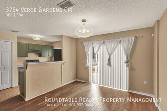 3754 Verde Gardens Cir in Jacksonville, FL - Foto de edificio - Building Photo