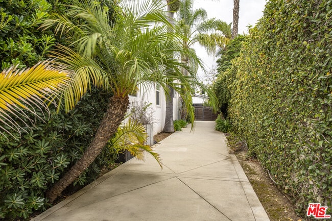 807 N Stanley Ave in Los Angeles, CA - Building Photo - Building Photo