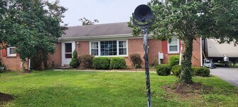 243 Oregon Dr in Leola, PA - Building Photo