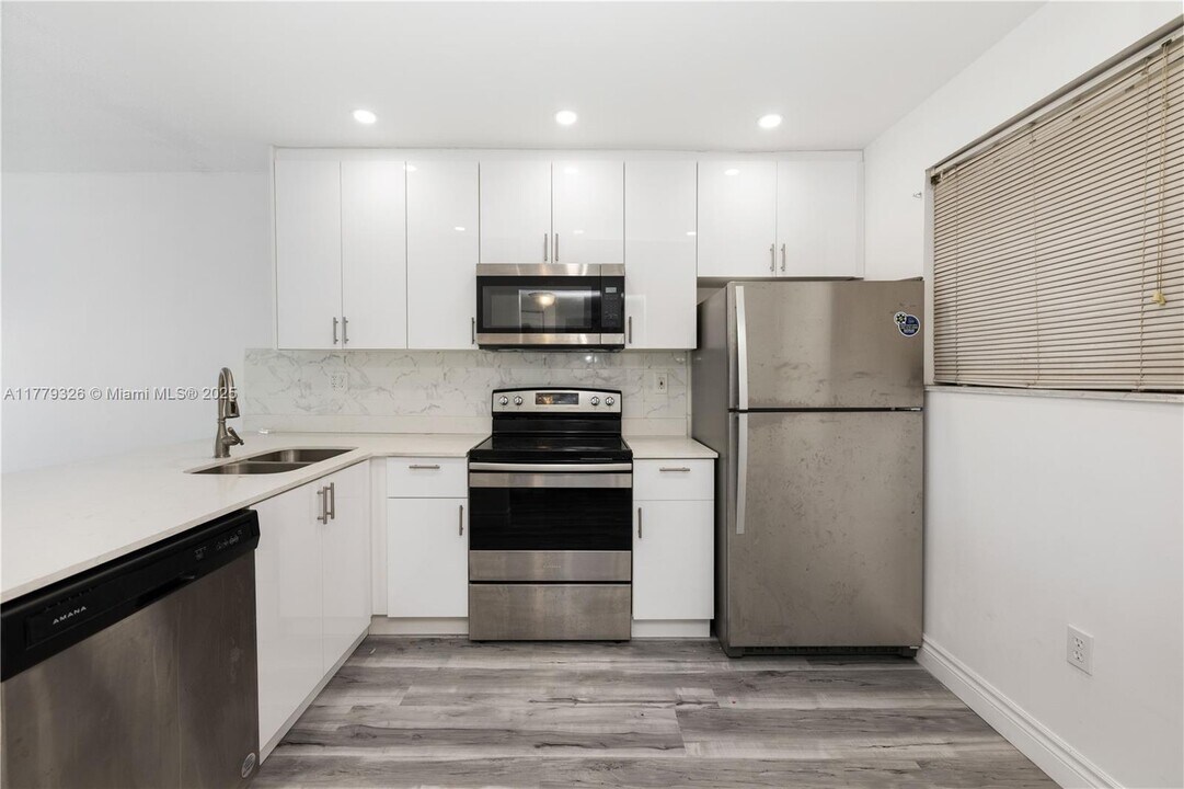 16750 NE 10th Ave in North Miami Beach, FL - Building Photo