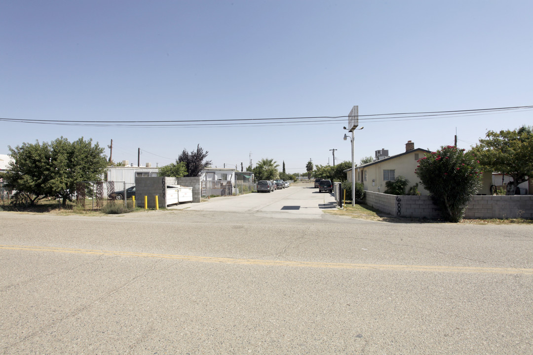 6000 State Rd in Bakersfield, CA - Foto de edificio