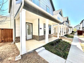 1830 NE Green Oaks Blvd in Arlington, TX - Building Photo - Building Photo