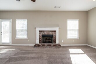 302 Crescent Woode Dr in Dallas, GA - Foto de edificio - Building Photo