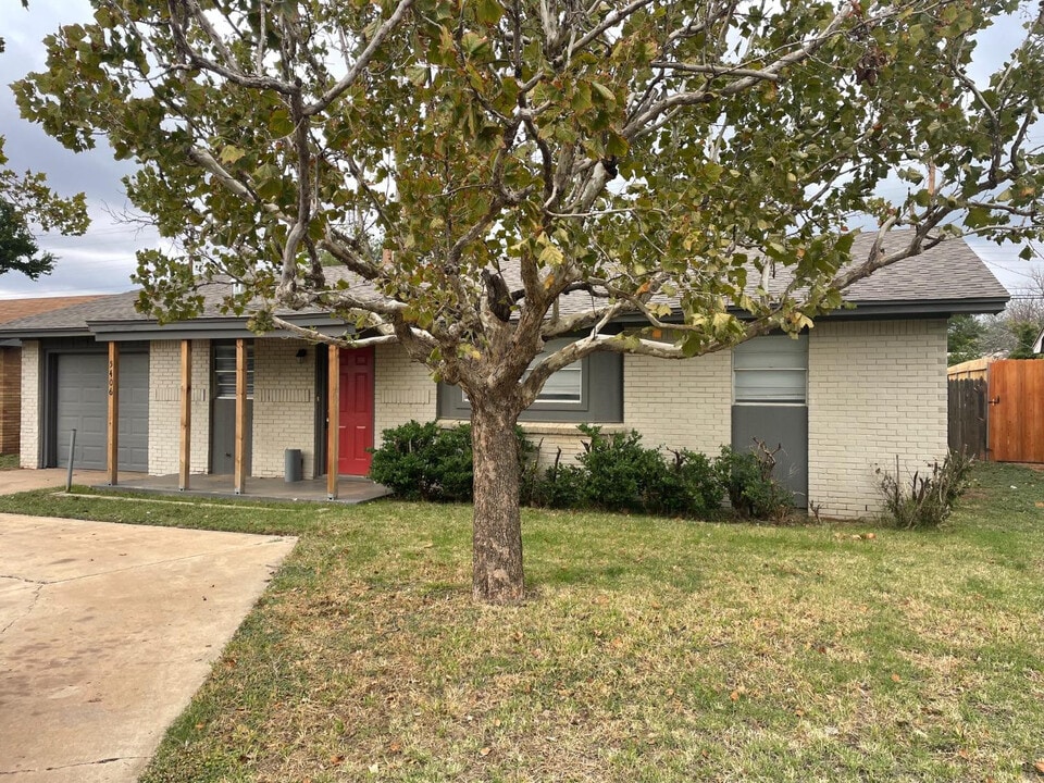 5406 49th St in Lubbock, TX - Building Photo