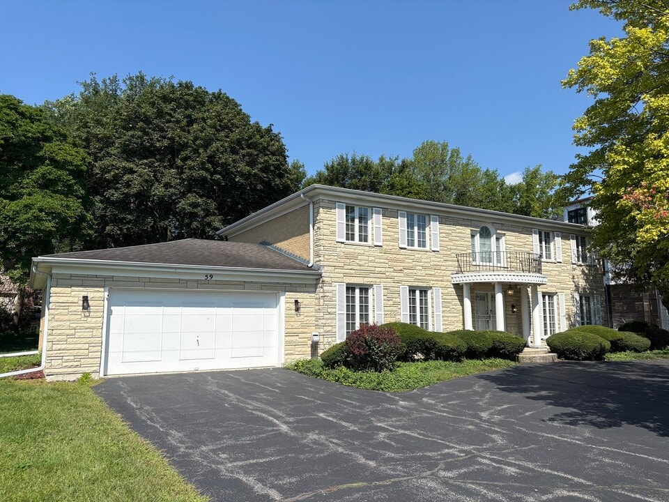 59 Regent Dr in Oak Brook, IL - Building Photo