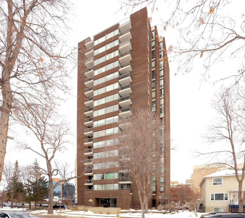 10025 113th St NW in Edmonton, AB - Building Photo