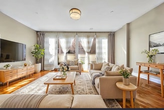 32 E 74th St, Unit 1 in New York, NY - Building Photo - Building Photo