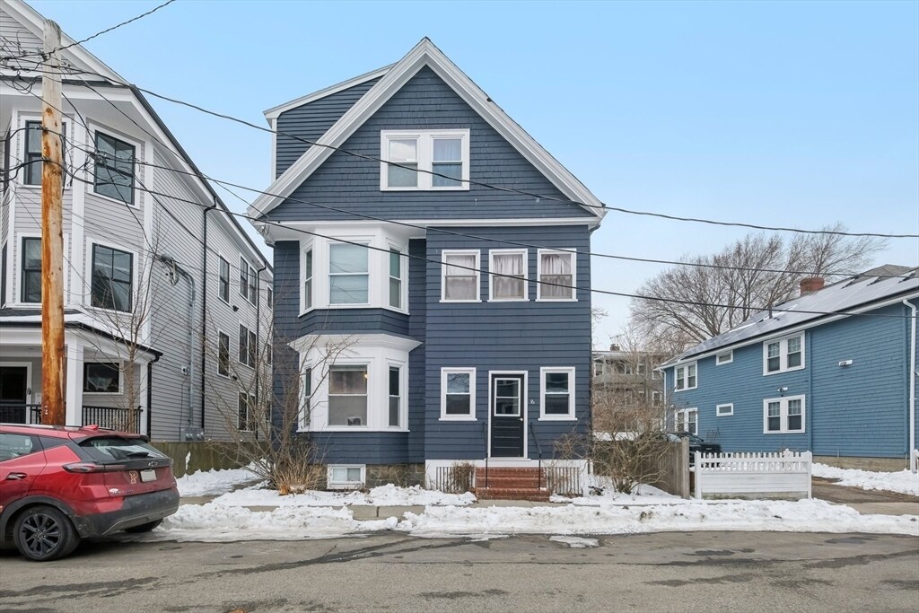 19 Henry St, Unit #1 in Brookline, MA - Building Photo