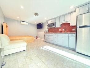 341 Marie Ave in Los Angeles, CA - Building Photo - Building Photo