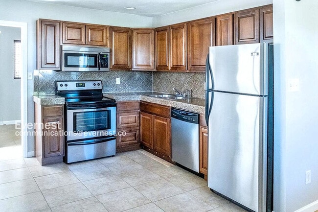 1050 Ash Ct in Thornton, CO - Building Photo - Building Photo