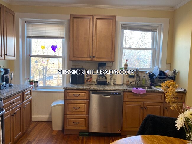 2 Hillside St, Unit 1 in Boston, MA - Foto de edificio - Building Photo