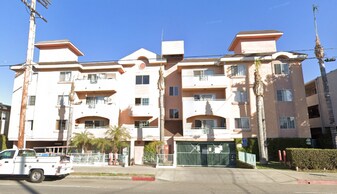 13915 Oxnard St in Los Angeles, CA - Building Photo
