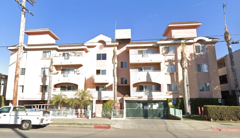 13915 Oxnard St in Los Angeles, CA - Building Photo