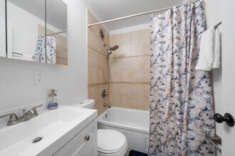 242 Mccormick Pl in Cincinnati, OH - Building Photo - Building Photo