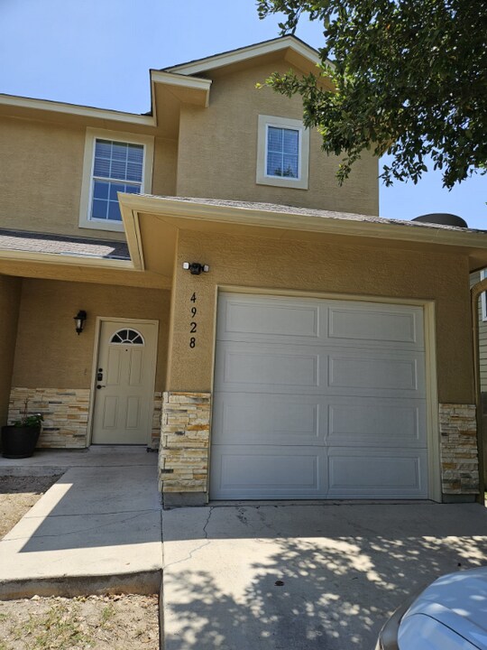 5002 Stowers Blvd in San Antonio, TX - Building Photo