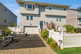 869 Beach St in Lindenhurst, NY - Building Photo