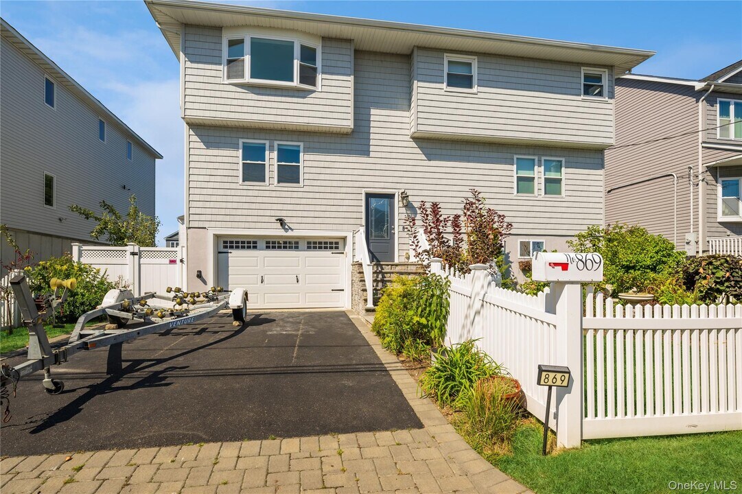 869 Beach St in Lindenhurst, NY - Building Photo
