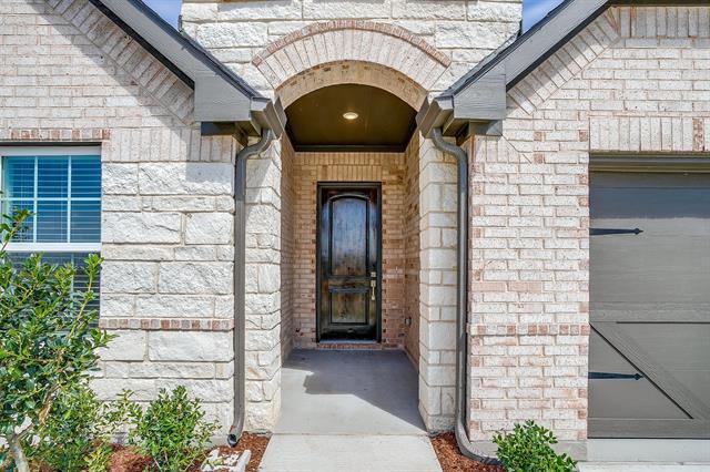 909 Schuberts Rd in Justin, TX - Foto de edificio