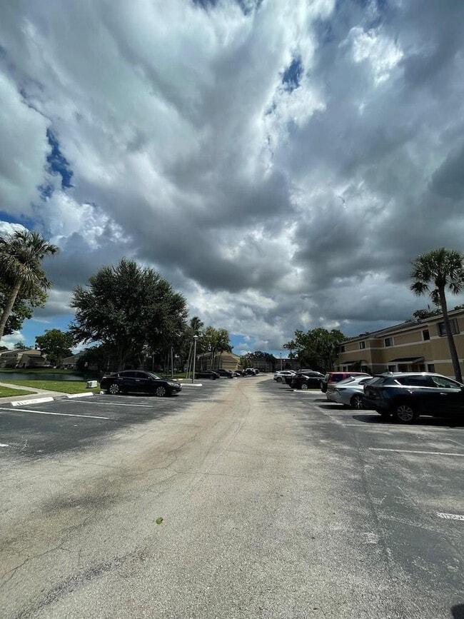 9490 Palm Cir S in Pembroke Pines, FL - Building Photo - Building Photo