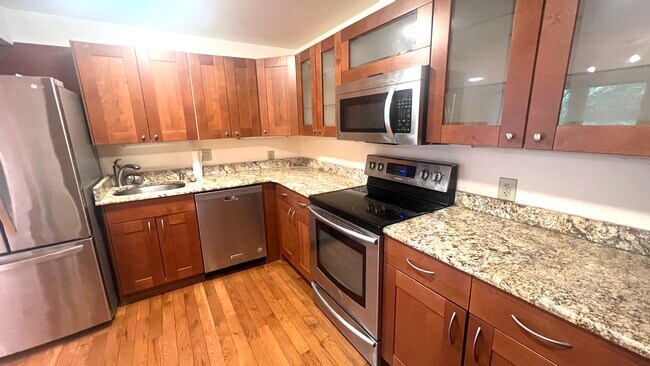 404 Paradise Rd, Unit 2P in Swampscott, MA - Building Photo - Building Photo