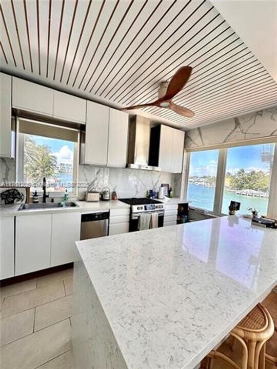 4710 Pine Tree Dr in Miami Beach, FL - Building Photo