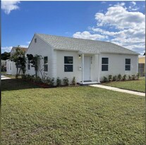 4311 avenue in Riviera Beach, FL - Building Photo